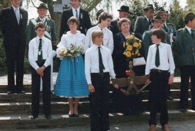 1981 Vorbeimarsch an der Kirche